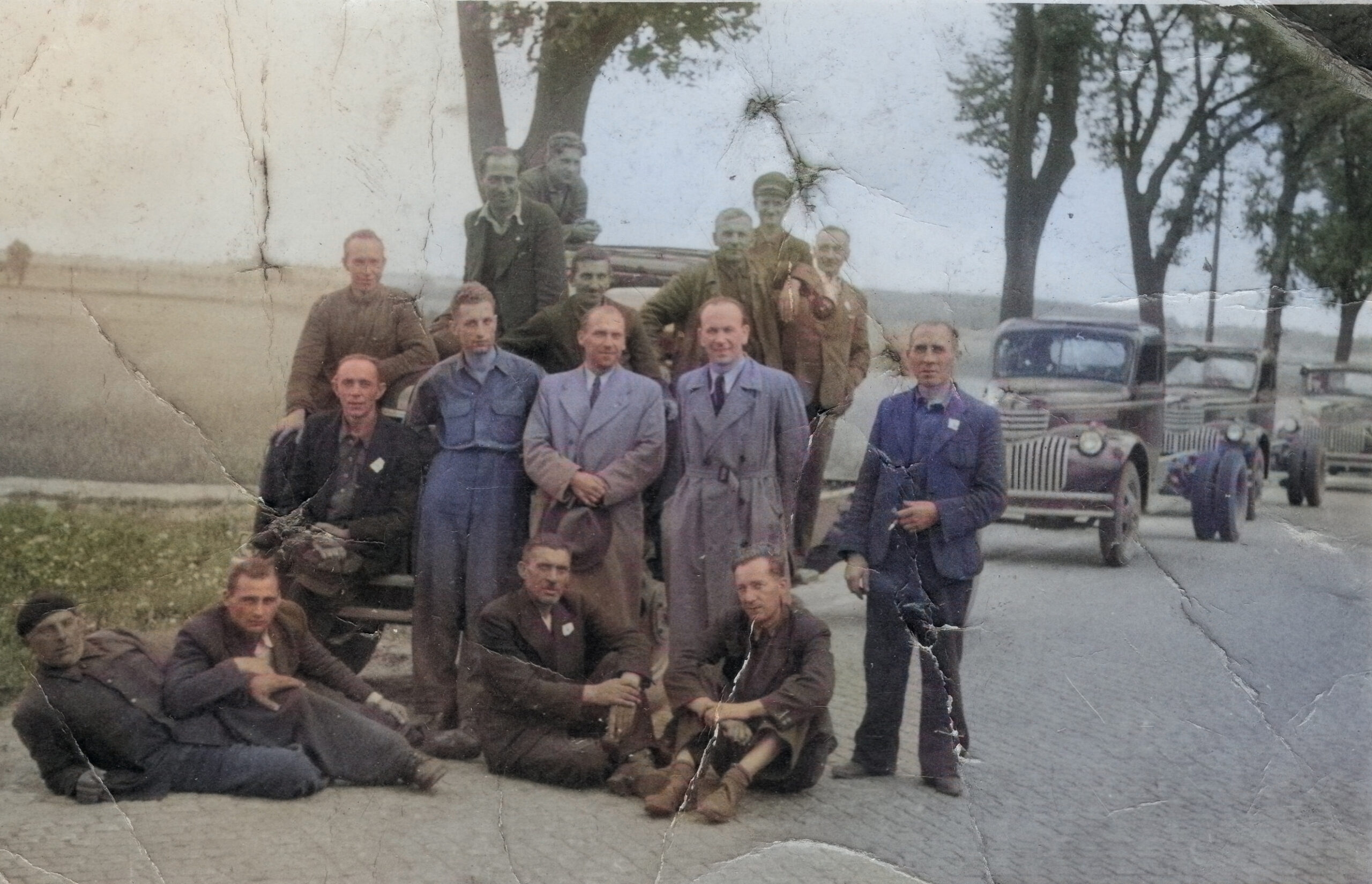 Opowieść o rodzie – Mieczysław Jakman przy samochodzie, ok. 1941