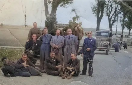Opowieść o rodzie – Mieczysław Jakman przy samochodzie, ok. 1941